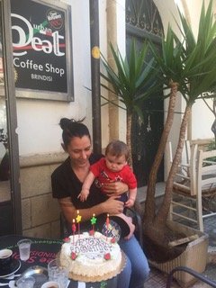 Gilda Pagnotti con suo figlio in un momento di condivisione e di gioco a dimostrazione che è una mamma felice che riesce a conciliare lavoro e famiglia