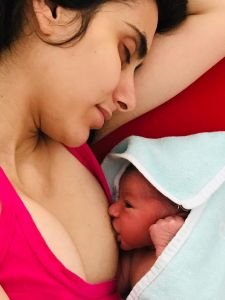 Ilaria Chiappetta, mamma imprenditrice, naturopata, Kinesiologa, Istruttrice di Quantic Yoga mentre si rilassa allattando la sua appena nata creatura