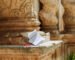 Un block notes e una penna sulla base della colonna tortile di una chiesa barocca di Palazzolo Acreide